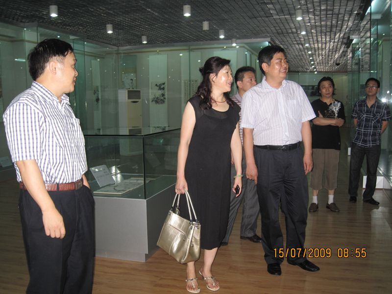王玉華在蘇華的陪同下參觀德陽現代美術館.JPG