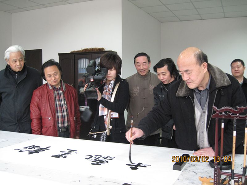 市人大常委會黨組書記、副主任張法祥在畫展開幕式上題寫“翰墨飄香”.JPG