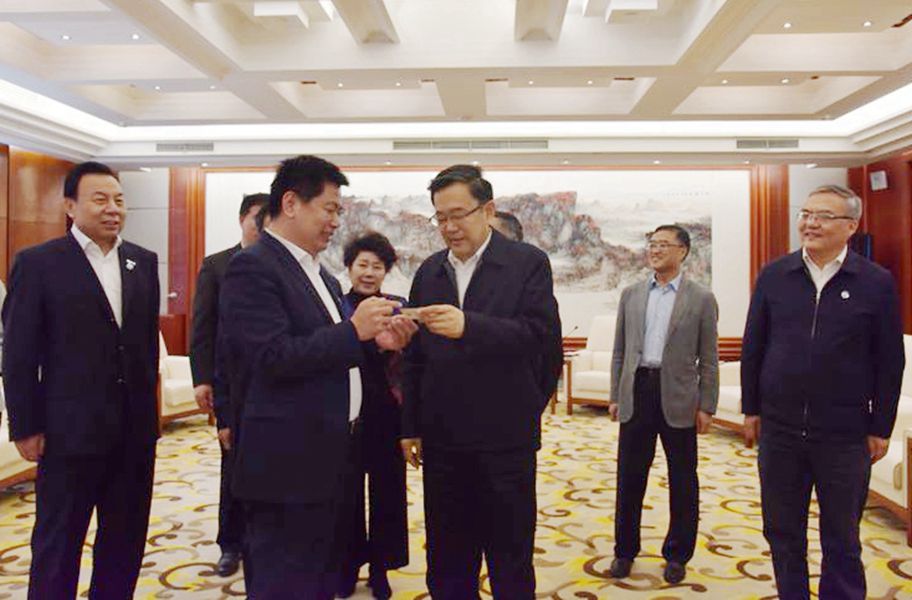 2018年4月16日，貴州省委書記孫志剛聽取全國政協(xié)委員、民建中央常委、中華職業(yè)教育社副理事長、四川國弘現(xiàn)代教育投資公司（省屬國有企業(yè)）董事長蘇華關(guān)于在貴州省發(fā)展教育事業(yè)和教育扶貧工作匯報。_副本.jpg