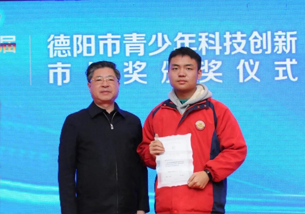 市長何禮為高2021屆5班學(xué)生周競楠頒發(fā)青少年科創(chuàng)市長獎，鼓勵孩子們成為拔尖創(chuàng)新人才。_副本.jpg