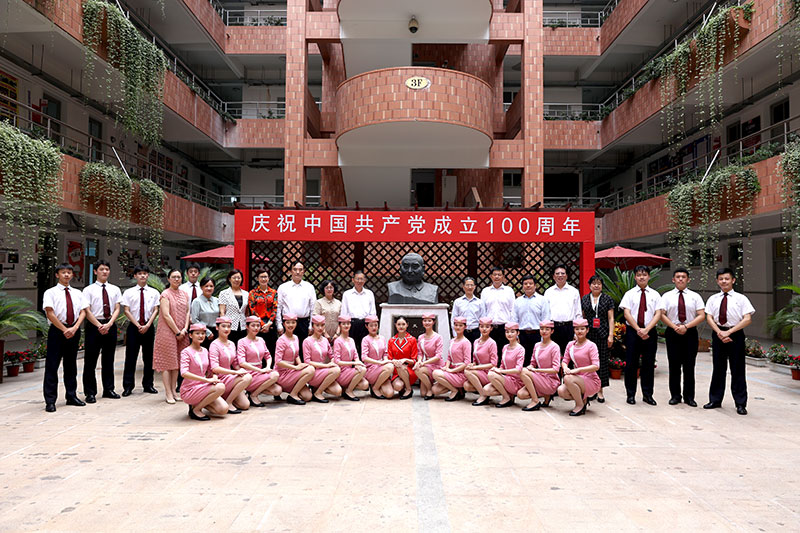 5郝明金理事長與中華職業(yè)學(xué)?？粘藢I(yè)學(xué)生合影留念.jpg