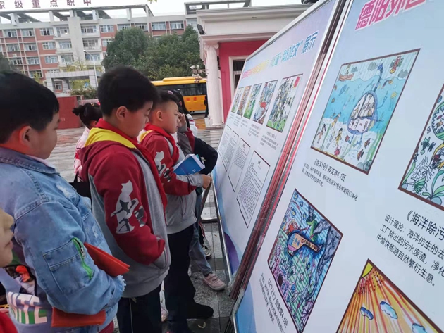 德外小學(xué)舉辦第三屆科創(chuàng)節(jié)學(xué)生優(yōu)秀科幻畫、科幻作文展覽.jpg