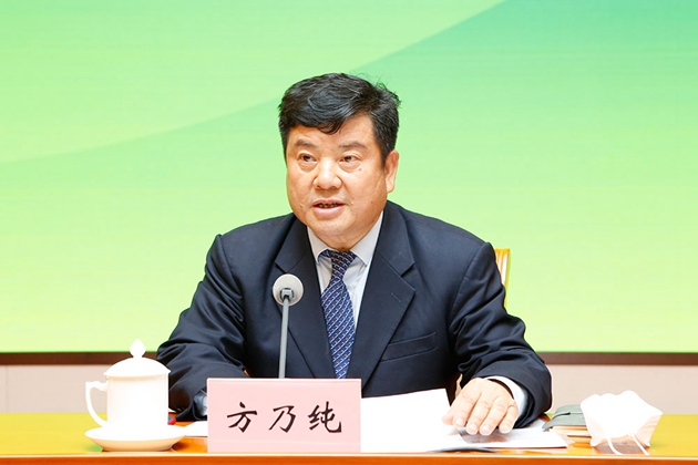 4.中華職業(yè)教育社黨組書記、總干事方乃純主持會(huì)議_副本.jpg