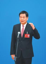 3月7日，“委員通道”集體采訪活動(dòng)上，住川全國(guó)政協(xié)委員蘇華接受媒體采訪。 　　新華社記者 陳曄華 攝.jpg