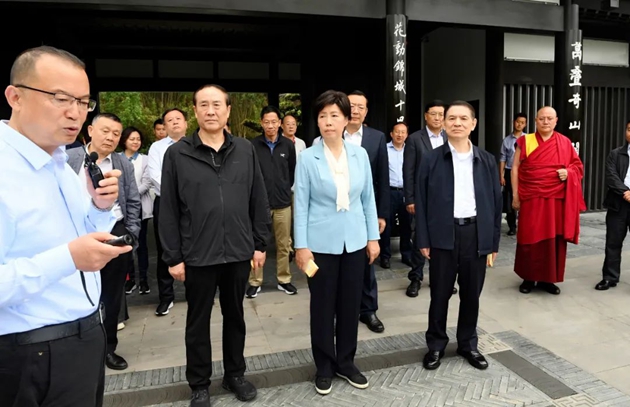 考察組在世園會(huì)主會(huì)場(chǎng)中華園藝展區(qū)成都園聽取有關(guān)情況介紹。記者 姜寒冬 攝.jpg