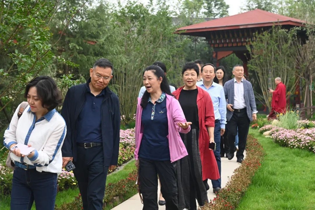 考察組在世園會(huì)國(guó)際園藝展區(qū)考察。記者 姜寒冬 攝.jpg