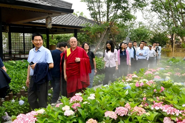 考察組在世園會(huì)國(guó)際園藝展區(qū)考察。記者 姜寒冬 攝.jpg11.jpg