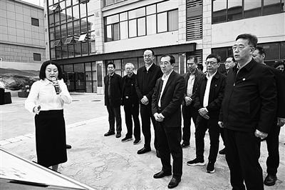 1、調(diào)研組在四川省雅安市漢源縣調(diào)研大學生電商直播創(chuàng)業(yè)項目以及就業(yè)援助吸納帶動就業(yè)情況。.jpg