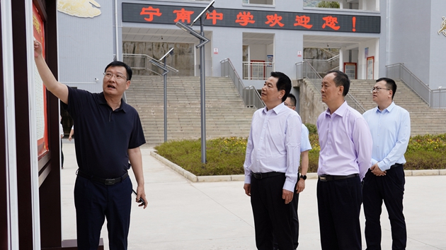 蘇華一行來(lái)到寧南中學(xué)北校區(qū)，詳細(xì)了解我縣教育發(fā)展情況。_副本.jpg